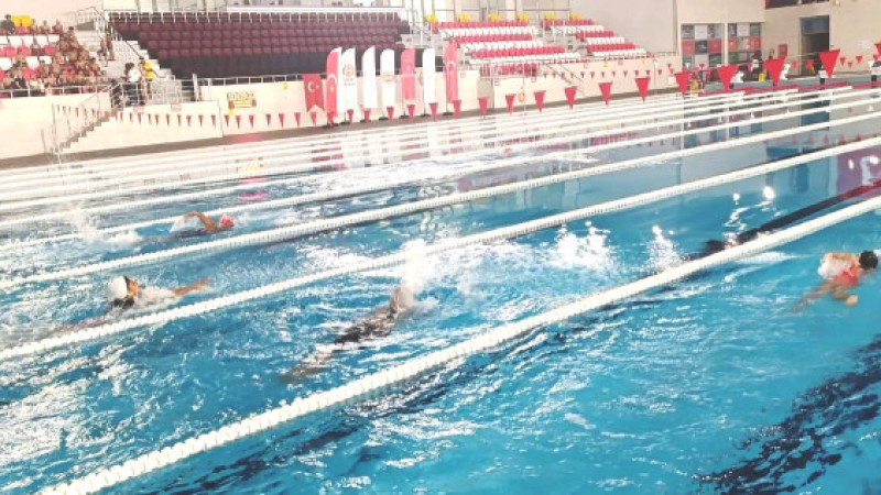 Adana’da GSB Yaz Spor Okulları dönem sonu yüzme yarışları tamamlandı