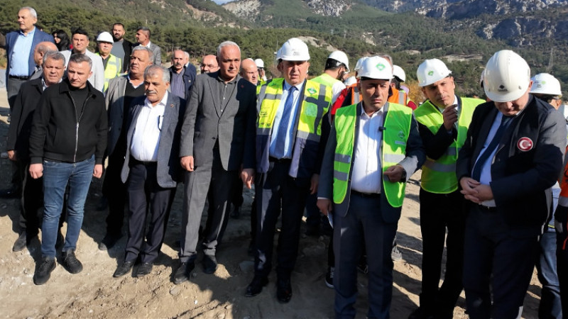  Güngör Geçer, temeli atılan Pozantı Atık Su Arıtma Tesisi’nde incelemelerde bulundu