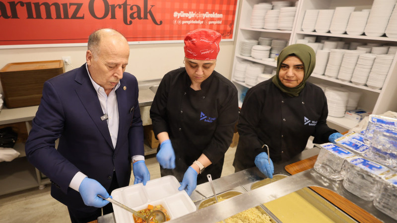 Yüreğir Belediyesi’nden dayanışma sofrası